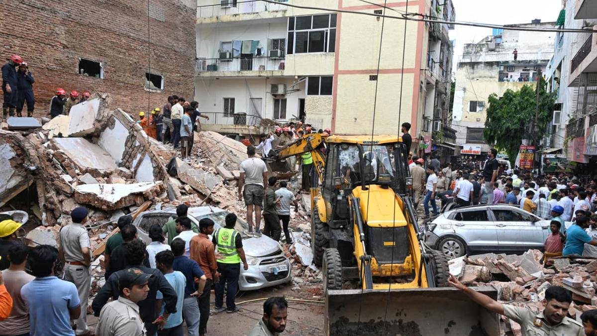 satya niketan delhi building collapsed